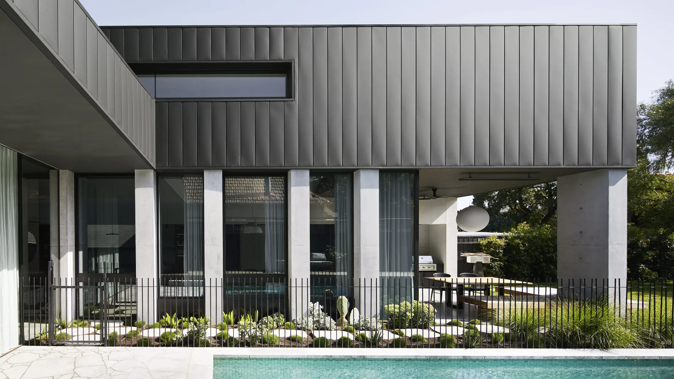 Metro-Steel-Windows-Colonnade-House-357